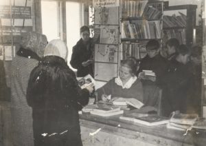 Читателей обслуживает библиотекарь Попова Зинаида Павловна